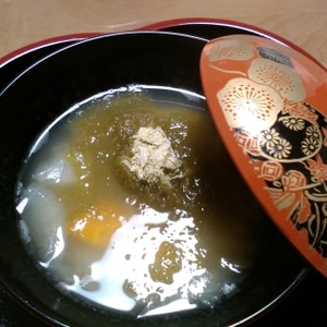 ささっと簡単！ 酢玉ねぎ入りとろろ昆布のお吸い物